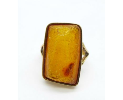 A yellow metal and amber ring, 7.0g, M