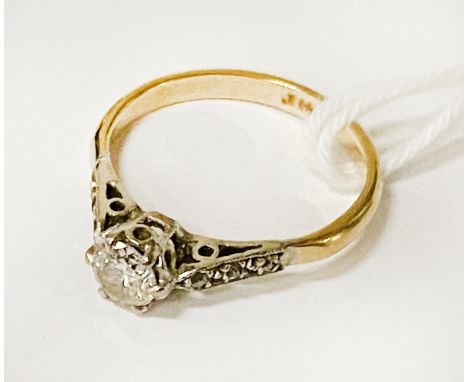 18CT GOLD 0.20 POINT CENTRE STONE RING WITH DIAMOND TO SHOULDERS - SIZE K