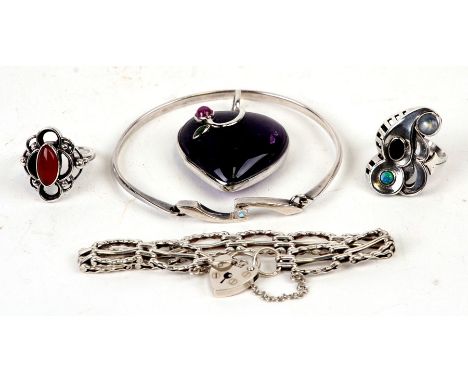  A silver gate bracelet, a silver bangle, two silver rings and a heart shaped pendent (5).