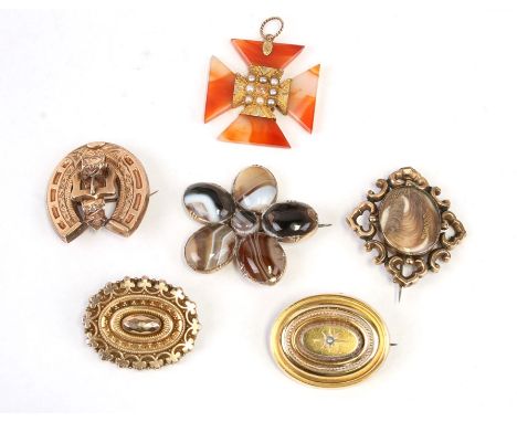 A group of Victorian &amp; Georgian brooches to include a yellow metal horseshoe and buckle brooch, a mourning brooch, an aga