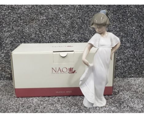 Nao by lladro figure 1110 how pretty with original box