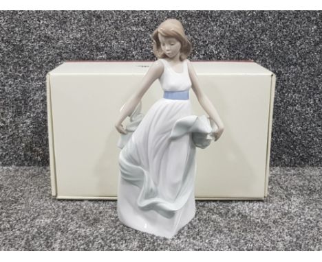 Nao by Lladro figure 1343 Walking on Air, with original box