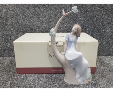 Large Nao by Lladro figure #1523 Lazy afternoon with original box