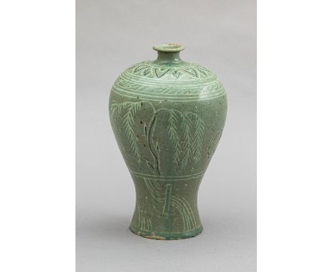 Mei Ping vase, painted ceramic decorated with leaves and flowers, on green ground, glazed, possibly Ming  Dynasty. 26Cm