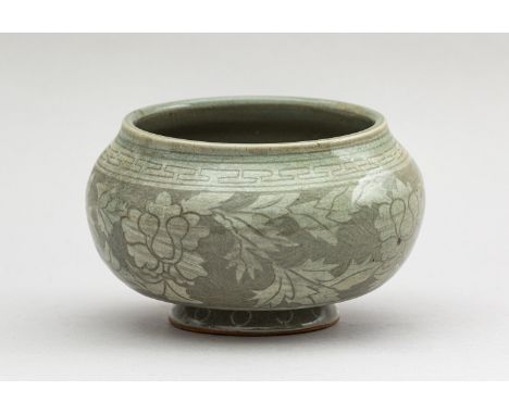 Chinese Ming (1368-1644) ceramic bowl; round bowl shape on low feet beveled formed painted with flowers and ornaments on ligh
