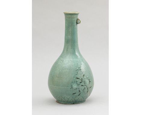 Chinese flask with long neck, in pear shape and eyelet on the upper neck, painted with flowers and ornaments, on green selado