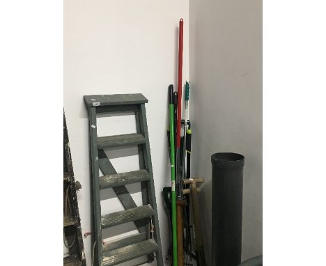 QTY OF GARDEN TOOLS & WOOD STEPS