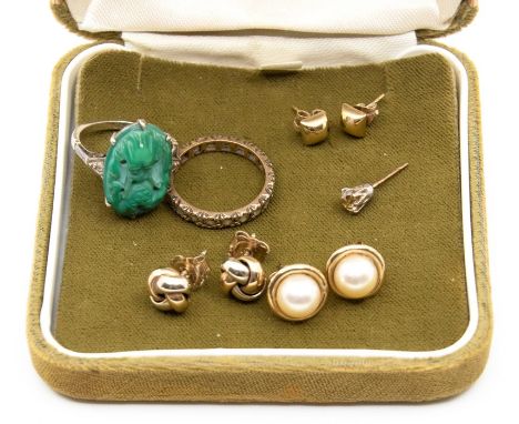 A collection of jewellery to include a single old European cut diamond earring approx 0.34ct, carved simulated jade and 9ct w