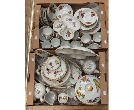 Royal Worcester Evesham gold comprising of 6 dinner plates, 6 dessert plates, 6 side plates, 9 cups and saucers, 6 bowls, 1 o