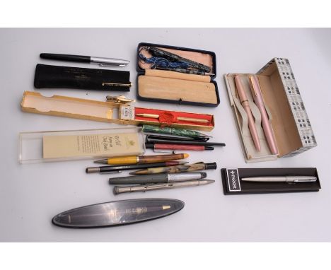 Collection of vintage 1930s-1950s pens, boxed and unboxed.
