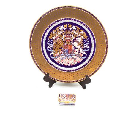 A Staffordshire for Buckingham Palace limited edition charger, 22ct gold heightened, no:170/750 made to celebrate Her Majesty