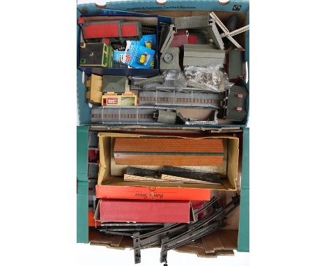 A collection of assorted model railway items to include: a boxed Station No. 3 O gauge, and various other O gauge and OO gaug