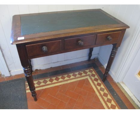 A GEORGIAN MAHOGANY WRITING TABLE with inset leather top and turned legs 93cm wide