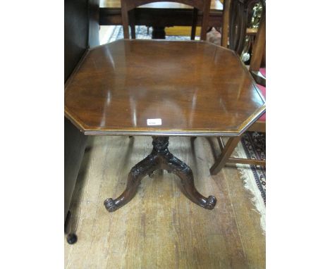 A GEORGIAN STYLE MAHOGANY OCTAGONAL TOP OCCASIONAL TABLE on carved base