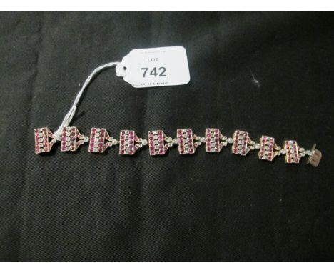 A VERY FINE 14CT GOLD DIAMOND AND RUBY BRACELET