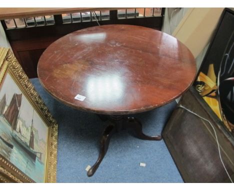 A GEORGIAN MAHOGANY CIRCULAR OCCASIONAL TABLE on tripod pillar support