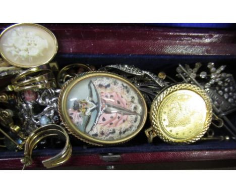 Quantity of costume jewellery including Scottish enamel cufflinks, various beads, brooches, etc 