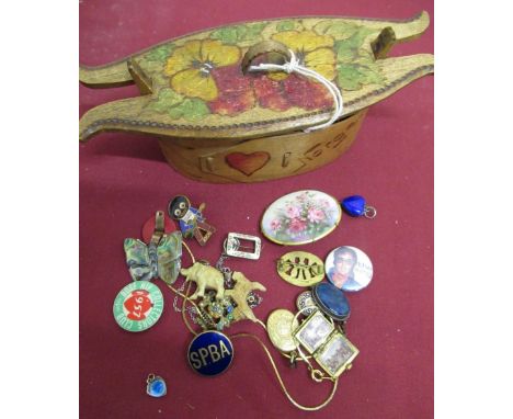 Two Edwardian gold plated oval lockets, rolled gold rose painted porcelain brooch, Golly guitar player badge, enamel and othe