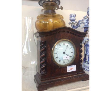 OAK MANTEL CLOCK 20CM AND AN OIL LAMP     G5