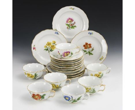 6 Teegedecke sowie 1 Tasse und Untertasse mit Blumenmalerei. Meissen. Verschiedene Schwertermarken, ab 1924 bis 2. H. 20. Jh.