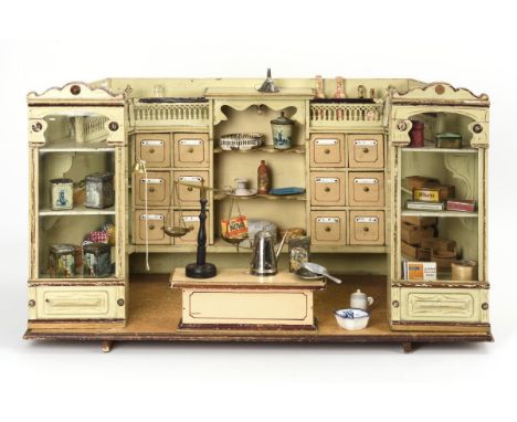 Jugendstil-Kaufmannsladen mit 2 schwenkbaren Schaufenstern. Um 1910-20.Holz, farbig gefasst. 43 x 72 x 35,5 cm. Großes, trape