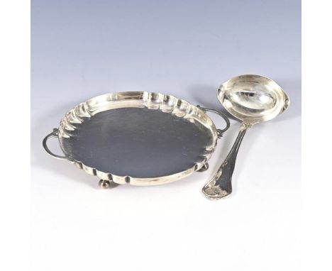 Flache Tafelschale und Saucenkelle. Beide gepunzt. 20. Jh. USA und Dänemark.             Ø 16 cm, L 18,5 cm. 331 g.          