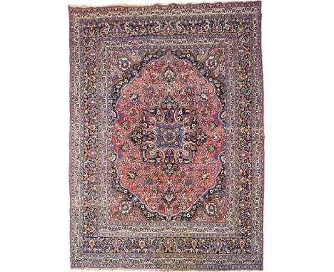 Medaillonteppich mit Floralrankendekor. Mitte 20. Jh. Nordwestpersien, Heris-Region.             Wolle, handgeknüpft. Polychr