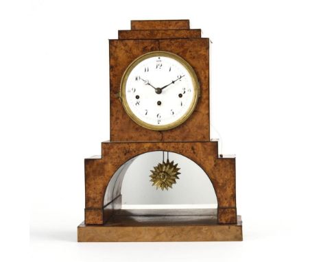            Biedermeier-Kommodenuhr. 1. H. 19. Jh. Messingwerk mit Viertelstundenschlag auf 2 Tonfedern, Pendel mit Fadenaufh