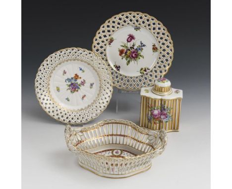 Korb, 2 Teller und Teedose mit Blumenmalerei. Überwiegend Potschappel, Marke ab 1901, 1x Schierholz, 2. H. 20. Jh.           