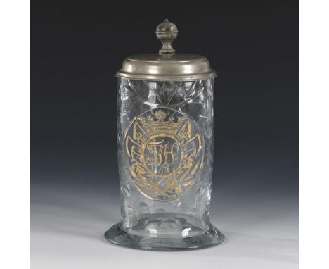 Walzenkrug mit Monogramm. 2. H. 18. Jh.             Farbloses, schlieriges Glas, Goldstaffage; Abriss. H 20 cm.             W