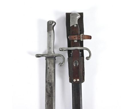 2 argentinische Seitengewehre.                         Modell M 1891 mit Aluminium-Griffschalen. Gerade, einschneidige Klinge