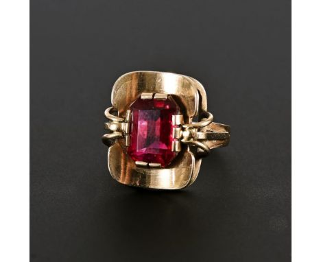 Ring mit synthetischem Rubin.             Roségold 585 gestempelt. Ringgröße 51. 5,1 g.             Krappengefasster Stein in