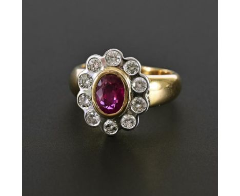 Ring mit Rubin und Brillanten.             Gelbgold/Weißgold 750 gestempelt. Ringgröße 57. Rubin ca. 1,38 ct/Brillanten gesam