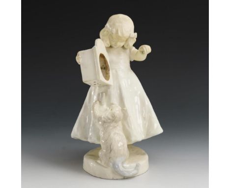 Biedermeier-Mädchen mit Katze. Wiener Manufaktur Friedrich Goldscheider. Stempelmarke GS 9, ca. 1900-1917. Um 1905. Verso am 