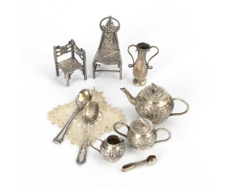 9 Teile Miniatur-Silber. Für die Puppenstube. Teils mit asiatischen Schriftzeichen, teils mit Hanauer Firmenzeichen gepunzt. 