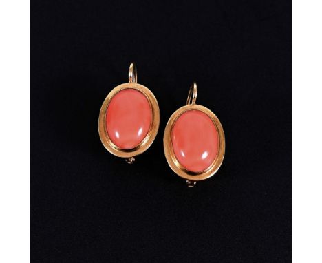 Korallen-Ohrhängerpaar.             Gelbgold 750 gestempelt. 2 x 1,4 g. 4,8 g.             Zargengefasste Cabochons an Federb