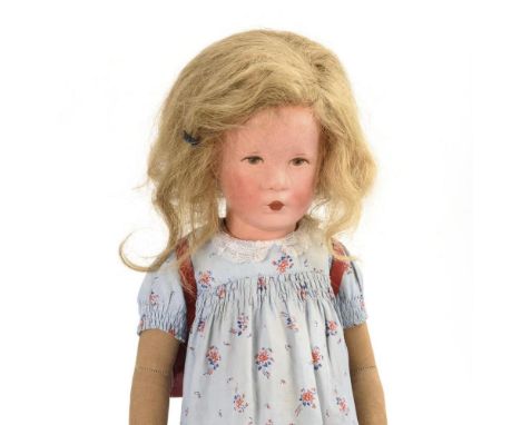 Blonde Mädchenpuppe "Deutsches Kind". Käthe Kruse, Typ VIII. Unter dem rechten Fuß rot gestempelt, unter dem Schuh datiert "1
