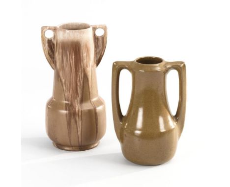 2 braune Jugendstil-Henkelvasen. Bürgeler Jugendstil-Keramik. Ungemarkt. Entwurf: Henry VAN DE VELDE (1863-1957) oder Umfeld.