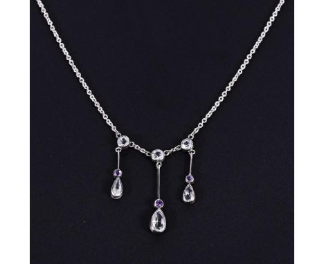 Art-déco-Kette mit hellblauen, farblosen und amethystfarbenen Steinen.             Weißgold 585 gestempelt. Kette L 37,5/41 c