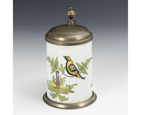 Kleiner Fayence-Walzenkrug mit Vogel. Schrezheim. Pinselmarke und Ritzzeichen. Um 1800.             Weiß glasiert, polychrome