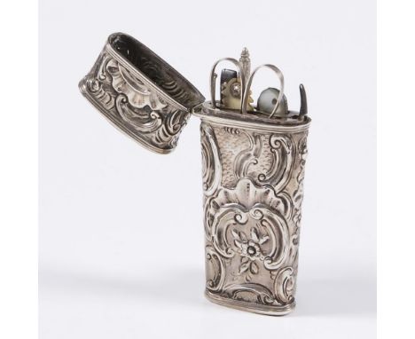 Silber-Necessaire. 18.-19. Jahrhundert.             Höhe: 8,5 cm.             Köcherförmiger Korpus mit Scharnierdeckel, Druc