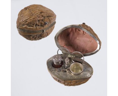 Miniatur-Necessaire. 19. Jahrhundert.             Breite: 5 cm, Höhe: 4 cm.             Walnuss, Metall-Montierung mit Scharn