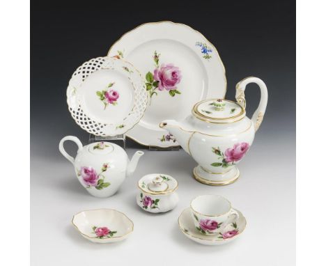 8 Porzellane "Rote Rose". Meissen. Verschiedene Schwertermarken, ab 1850 - 2. H. 20. Jh., 1. Wahl und 2 Schleifstriche.      