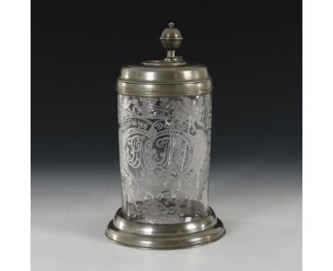 Barocker Hochzeitskrug. 2. H. 18. Jh.             Farbloses, leicht schlieriges Glas. H 23 cm.             Walzenkrug mit Ban