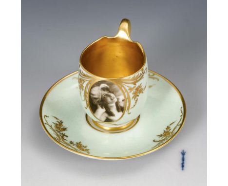 Jugendstil-Mokkatasse mit Damenporträt. KPM Berlin. Zeptermarke, um 1920. Ohne Malereimarke.             Mintgrüner Teilfond,