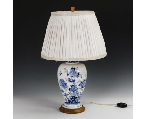 Lampe mit Blaumalerei. Meissen. Porzellanmarke nicht erkennbar; in den Holz geprägte Schwertermarke, 2. H. 20. Jh.           