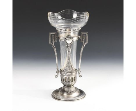 Jugendstil-Vase mit Glaseinsatz. WMF. "WMF B" gemarkt.             Britanniametall versilbert, Klarglas mit Schliff. H 33,5 c