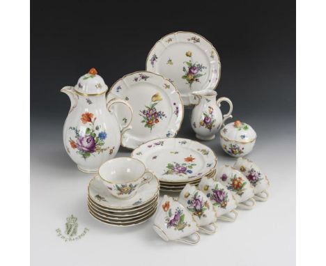 Kaffeeservice mit Blumenmalerei. Nymphenburg. Prägemarke und Stempelmarke, 1912-1975.             Polychrom bemalt, goldstaff