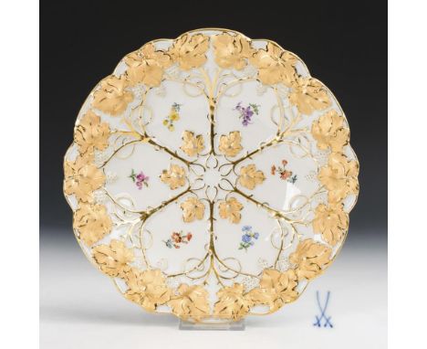 Prunkschale. Meissen. Schwertermarke, 2. H. 20. Jh., 2 Schleifstriche.             Polychrom bemalt, goldbronziert. Ø 27 cm. 