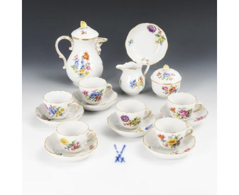 Mokkaservice. Meissen. Schwertermarke, 2. H. 20. Jh., 2 Schleifstriche.             Polychrom bemalt, goldstaffiert.         
